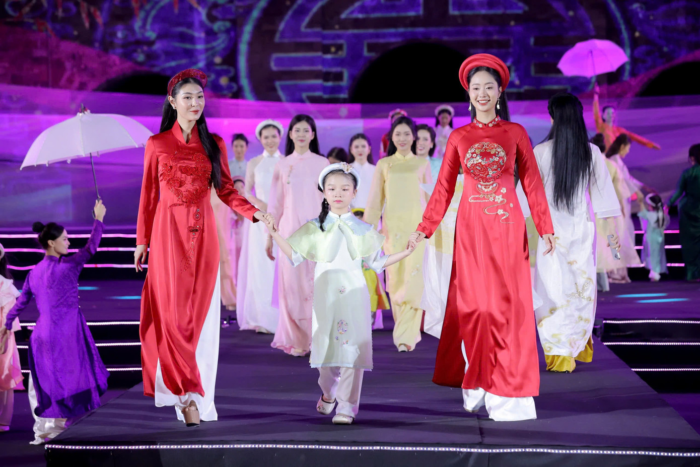 Bộ sưu tập áo dài của các nhà thiết kế nổi tiếng như Đỗ Trịnh Hoài Nam, Đức Hùng, Quang Hòa, Cao Minh Tiến, Hoa hậu Ngọc Hân... được trình diễn tại Hoàng thành Thăng Long.