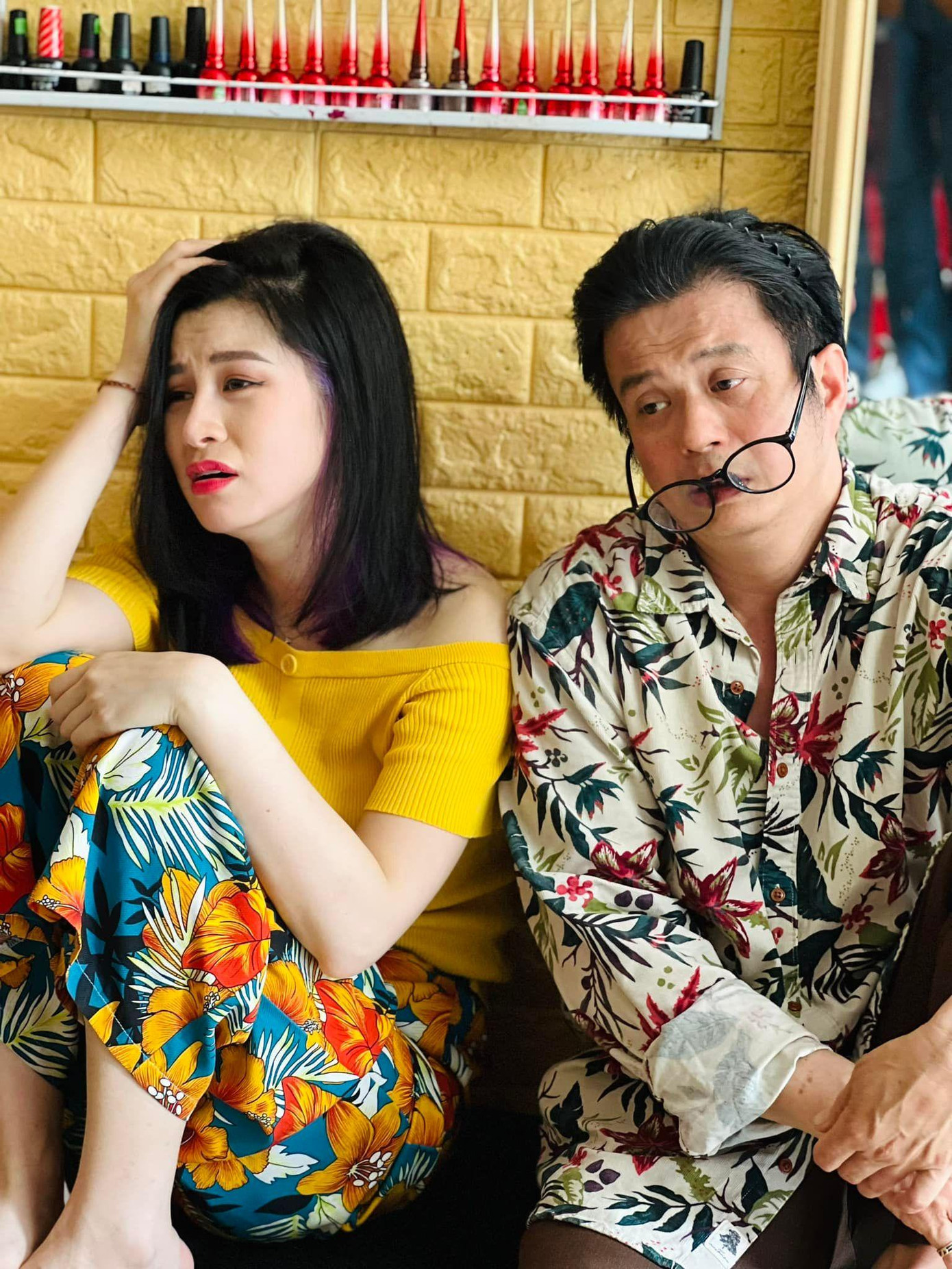 Chuyện tình &quot;oái oăm&quot; của cậu Vượng (Bá Anh) và cô nàng Mộng Mơ (Huyền Trang) tạo nên màu sắc hài hước, dí dỏm cho bộ phim. Cậu Vượng nhẹ dạ, cả tin bị Mộng Mơ hớp hồn nên nhiều phen khiến cả nhà &quot;loạn cào cào&quot;.