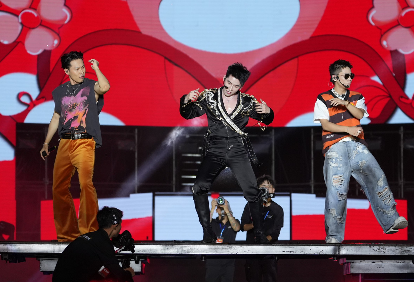 Gemini Hùng Huỳnh, Quân A.P và HURRYKNG cùng biểu diễn hit Đầu đội sừng. Ca sĩ Isaac kết thúc chương hai của sự kiện bằng các bài hát được khán giả đồng thanh hát theo như Gọi cho anh, Bống bống bang bang.