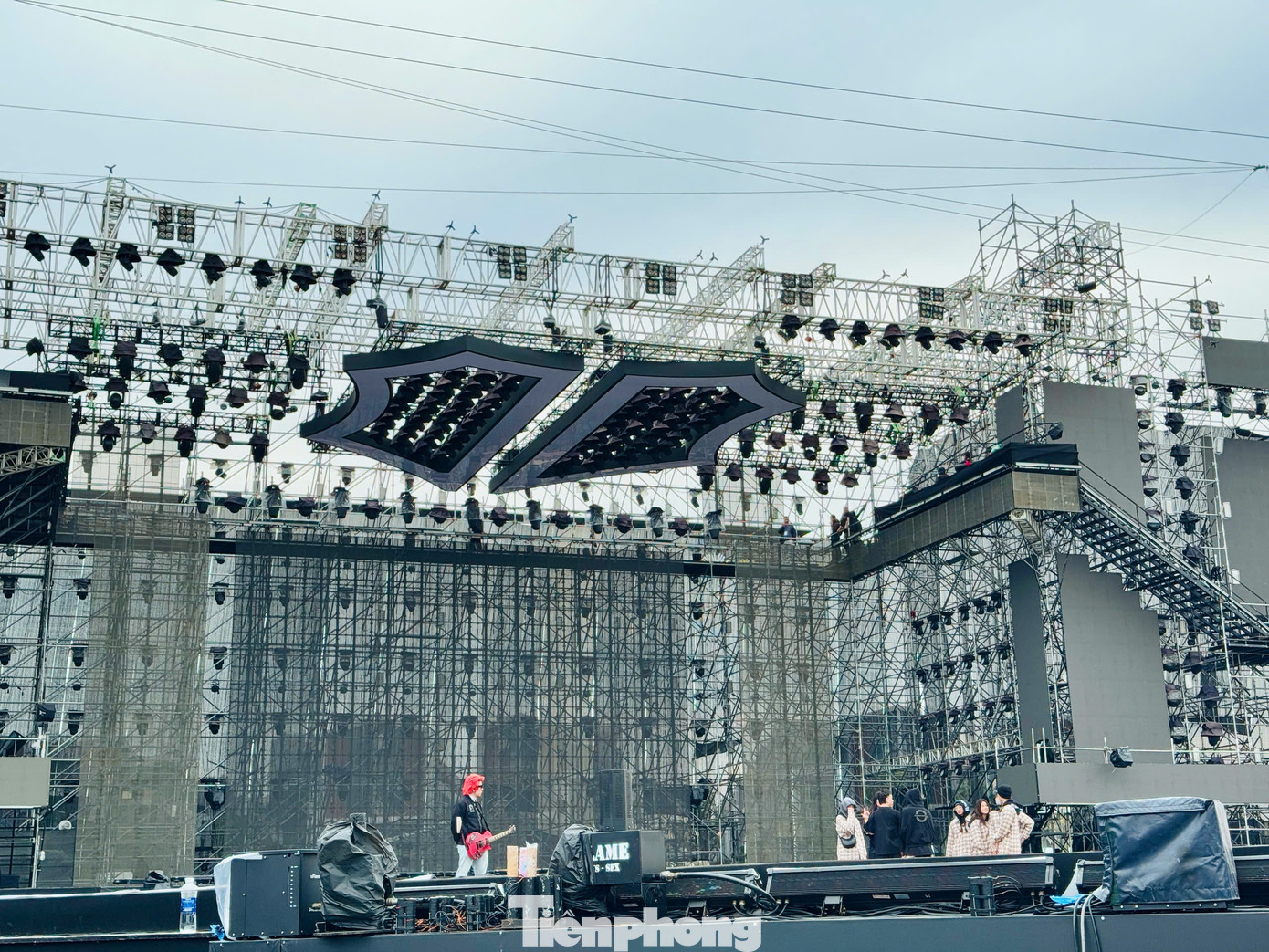 Fan được xem tổng duyệt trong khoảng 4 tiếng, từ 16h đến 20h. Nhiều người tranh thủ thời gian này để lưu lại khoảnh khắc cùng thần tượng và xin chữ ký.