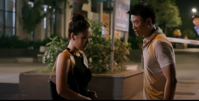 Hùng phát hiện em gái bỏ học, cặp kè đại gia. Ảnh: CMH. Hùng phát hiện em gái bỏ học, cặp kè đại gia. Ảnh: CMH.