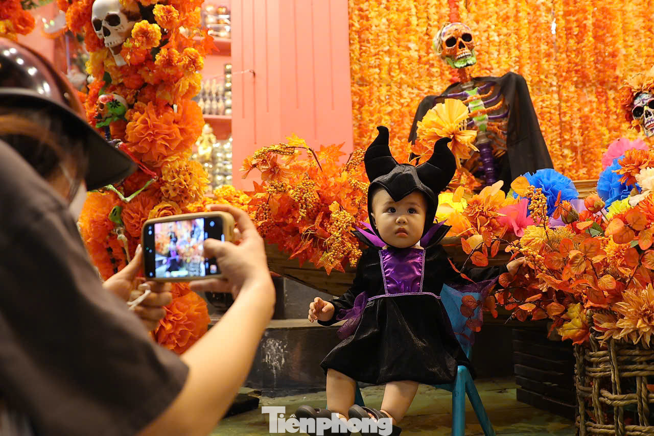 Phụ huynh đầu tư cho con những bộ trang phục cầu kỳ như phù thủy, nhân vật tiên trong phim Tiên hắc ám.
