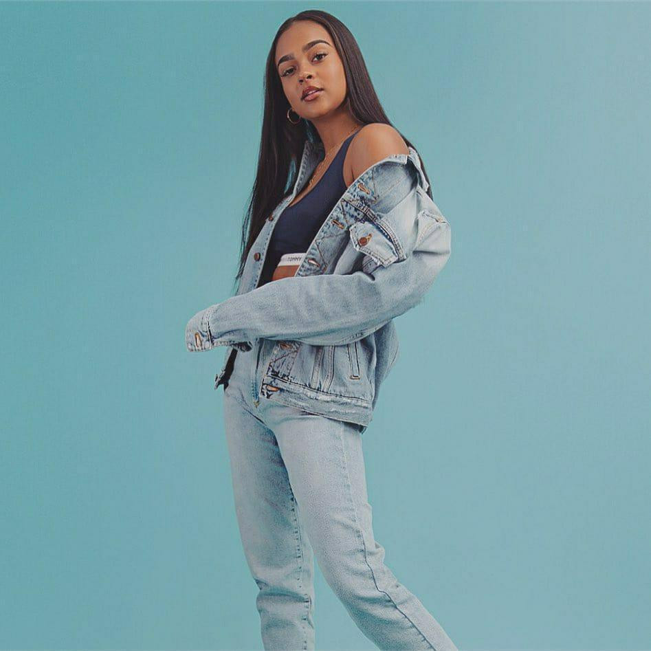 Chiều cao gần 1m70 cùng ba vòng quyến rũ giúp Chloe Wealleans-Watts nhận được nhiều lời mời quảng cáo cho các nhãn hàng thời trang