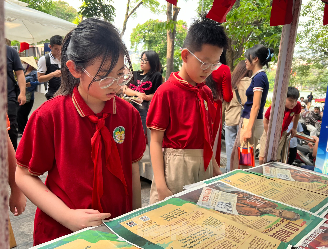 Du khách nhí chiêm ngưỡng ấn phẩm đặc biệt. Du khách nhí chiêm ngưỡng ấn phẩm đặc biệt.