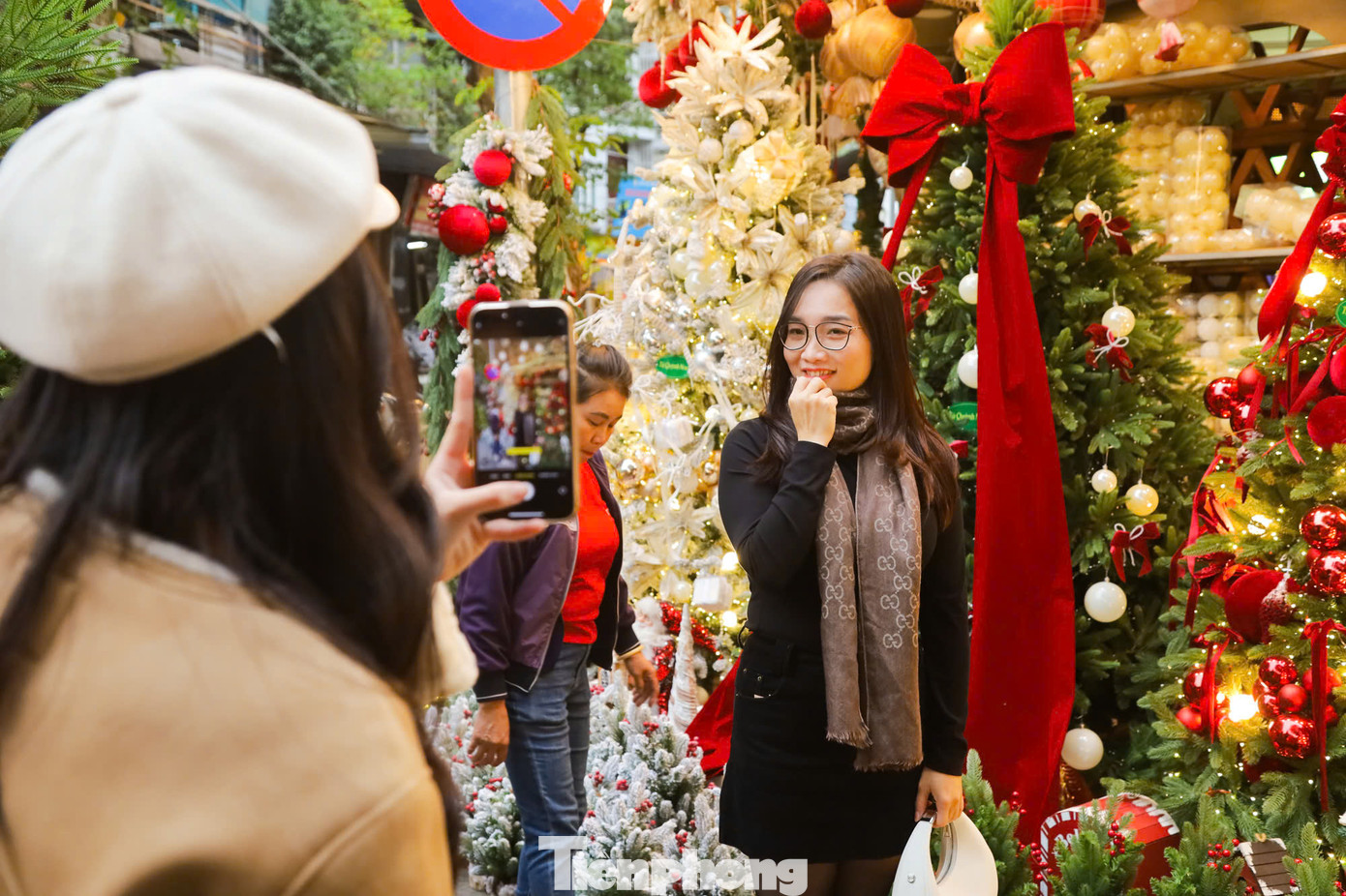 Càng gần ngày lễ, các món đồ càng được bày biện cầu kỳ, bắt mắt.