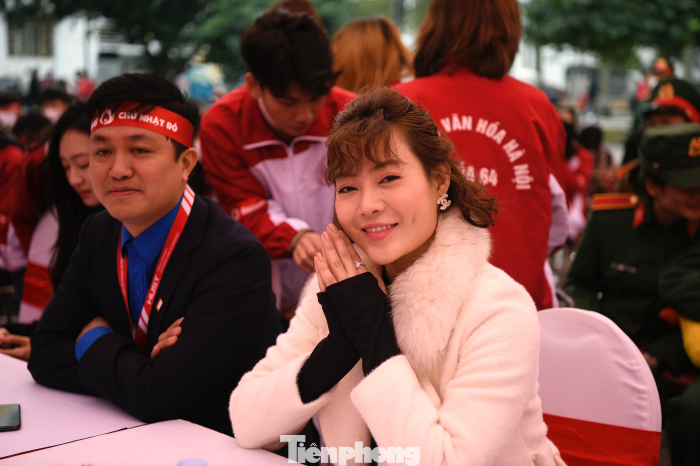 Diễn viên Thanh Hương kín lịch ghi hình dịp cuối năm nhưng vẫn dành thời gian có mặt ở Chủ Nhật Đỏ. Thanh Hương háo hức được hòa chung bầu không khí của tinh thần trẻ, để kết nối cộng đồng bằng sự tử tế.