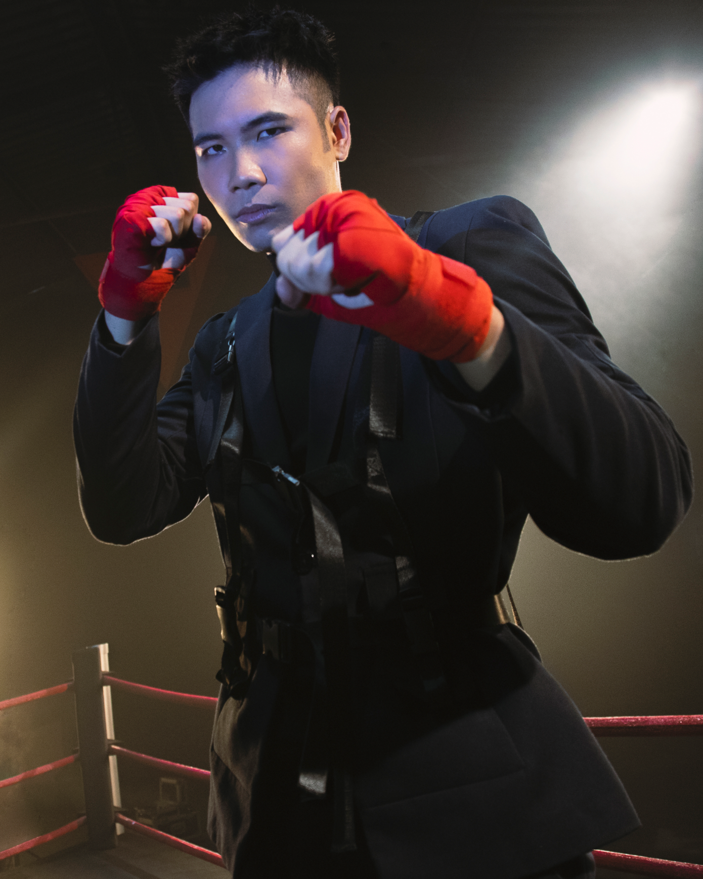 Hình tượng mạnh mẽ của Phúc Du trong MV mới. Hình tượng mạnh mẽ của Phúc Du trong MV mới.