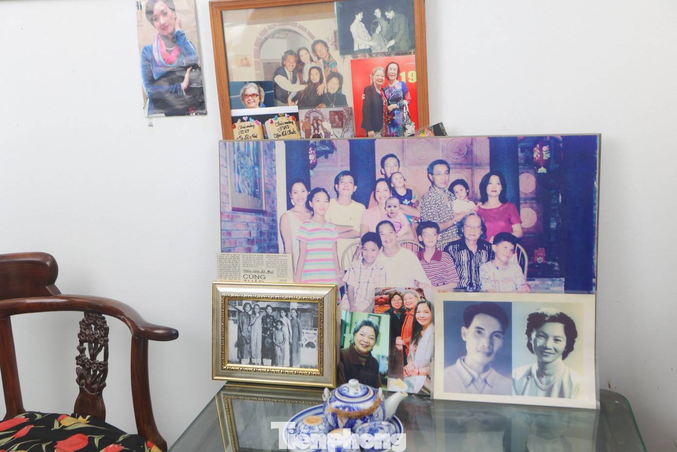 Một góc nhỏ trên bàn uống nước cũng bày kín những bức ảnh gia đình. NSƯT Lê Mai ngoài 80 nhưng vẫn nhớ như in kỷ niệm gắn với từng bức ảnh.