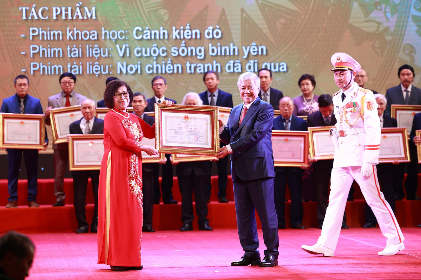 Chủ tịch Ủy ban T.Ư Mặt trận Tổ quốc Việt Nam Đỗ Văn Chiến trao giải thưởng Nhà nước cho NSND Vũ Thị Lệ Mỹ. Ảnh: Nhật Minh.