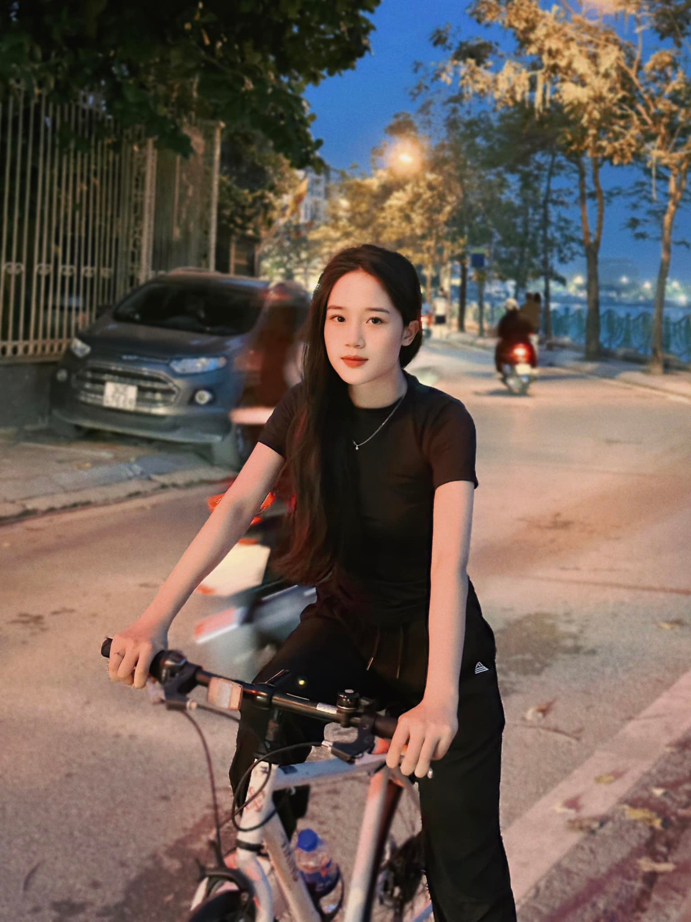 Trong buổi ra mắt phim Đào, phở và piano hồi tháng 9/2023 tại Trung tâm chiếu phim Quốc gia (Hà Nội), Cao Thùy Linh cho biết vai Hương đánh dấu lần đầu cô thử sức với điện ảnh. &quot;Lần đầu đóng phim đã được nhận vai nữ chính, tôi cảm thấy khá áp lực. Trong phim, Hương bị lạc gia đình giữa chiến trận, sau đó cô gặp lại người yêu. Tôi và anh Doãn Quốc Đam phải diễn tả được tình yêu cháy bỏng của hai nhân vật chính khi hội ngộ&quot;, Thùy Linh kể.