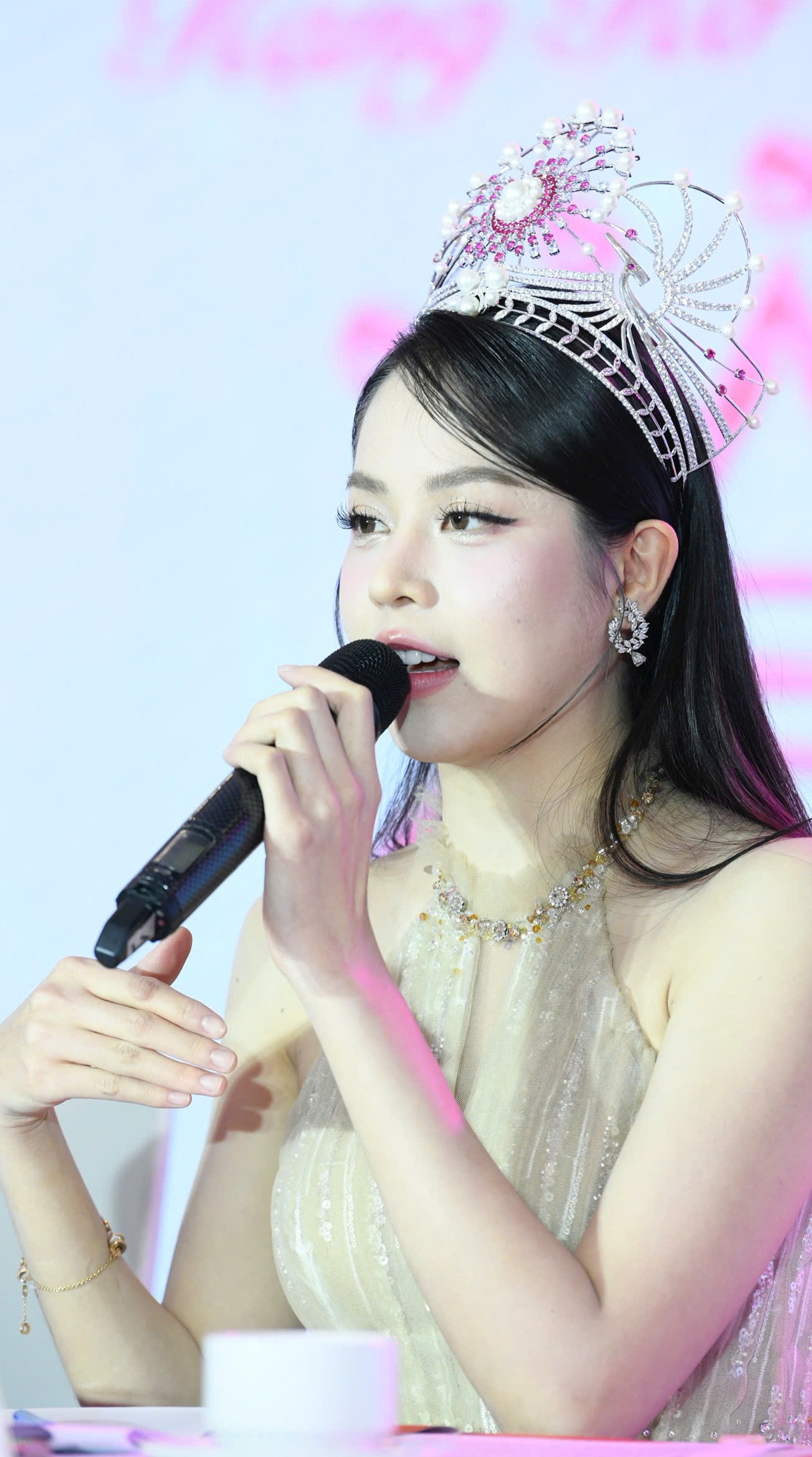 Hoa hậu Huỳnh Thị Thanh Thủy chia sẻ những kinh nghiệm, kỹ năng cần thiết khi bước ra đấu trường nhan sắc quốc tế. Ảnh: Trọng Tài. Hoa hậu Huỳnh Thị Thanh Thủy chia sẻ những kinh nghiệm, kỹ năng cần thiết khi bước ra đấu trường nhan sắc quốc tế. Ảnh: Trọng Tài.