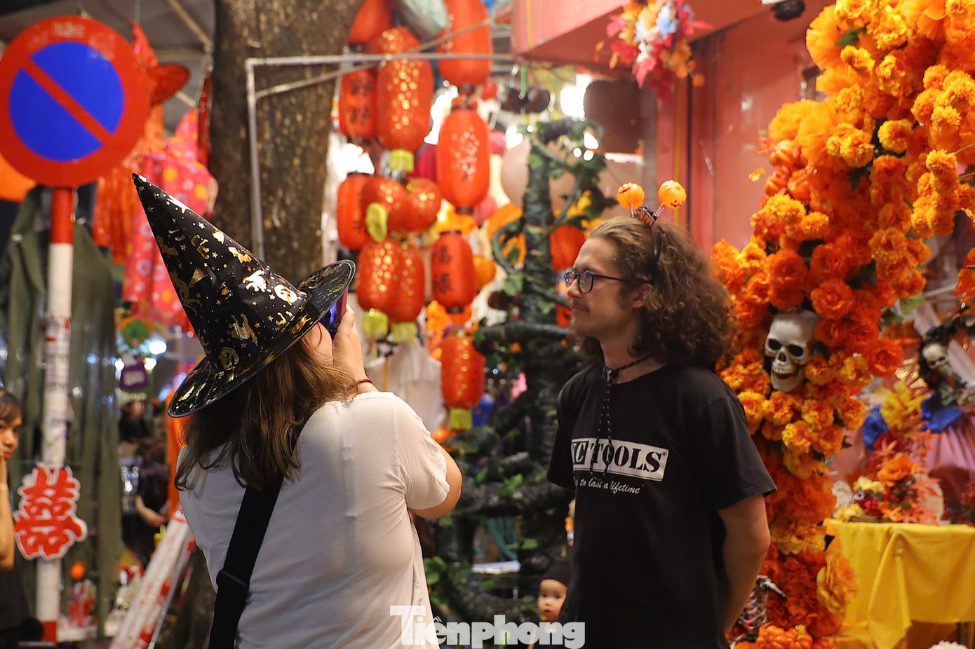 Du khách thường chọn những phụ kiện nhỏ để hóa trang. Mô hình lớn bán khá chậm vì chủ yếu chỉ phục vụ nhà hàng, quán cà phê.