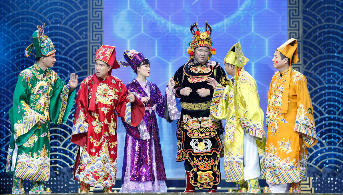 Các Táo thảo luận đề bài của ban giám khảo thay vì lần lượt báo cáo đơn lẻ. Các Táo thảo luận đề bài của ban giám khảo thay vì lần lượt báo cáo đơn lẻ.