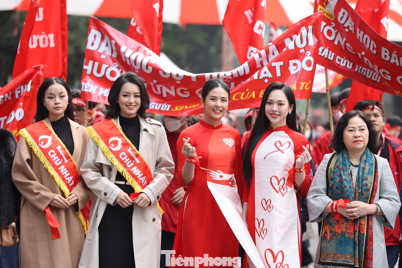 Các hoa, á hậu của cuộc thi Hoa hậu Việt Nam, Hoa hậu Hòa bình Việt Nam rạng rỡ ở ngày hội chính Chủ Nhật Đỏ 2024.