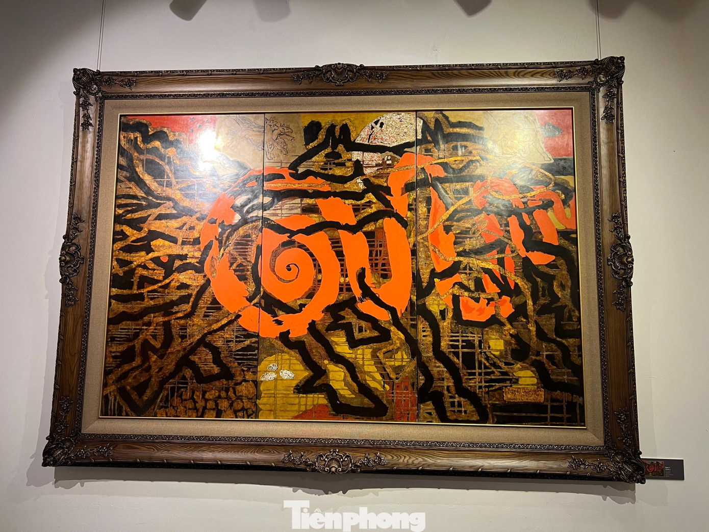 Tranh của họa sĩ Nguyễn Ngọc Thọ được giới chuyên môn đánh giá cao về hình thái, cấu trúc, đường nét giản dị, tự nhiên mà kinh điển. Đặc biệt, lối vẽ nét thảo sáng trên nền đỏ và đen này phải là họa sĩ vững nghề, có tư duy và kỹ năng đa dạng mới thể hiện được.