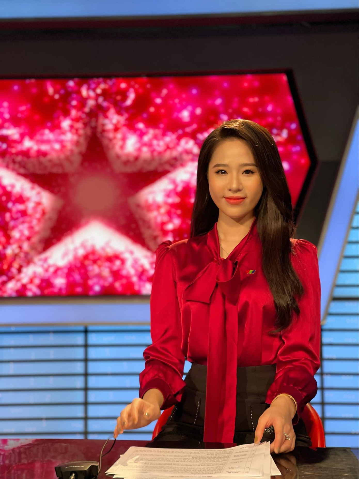 Nguyễn Hoàng Bảo Châu sinh năm 2000 và đang là một trong những nữ MC trẻ tuổi nhất công tác tại Đài truyền hình Việt Nam. Nữ sinh 10x là gương mặt quen thuộc trong chương trình "Nhịp đập thể thao", các chương trình bình luận, đồng hành cùng các giải bóng đá lớn của VTV Nguyễn Hoàng Bảo Châu sinh năm 2000 và đang là một trong những nữ MC trẻ tuổi nhất công tác tại Đài truyền hình Việt Nam. Nữ sinh 10x là gương mặt quen thuộc trong chương trình "Nhịp đập thể thao", các chương trình bình luận, đồng hành cùng các giải bóng đá lớn của VTV