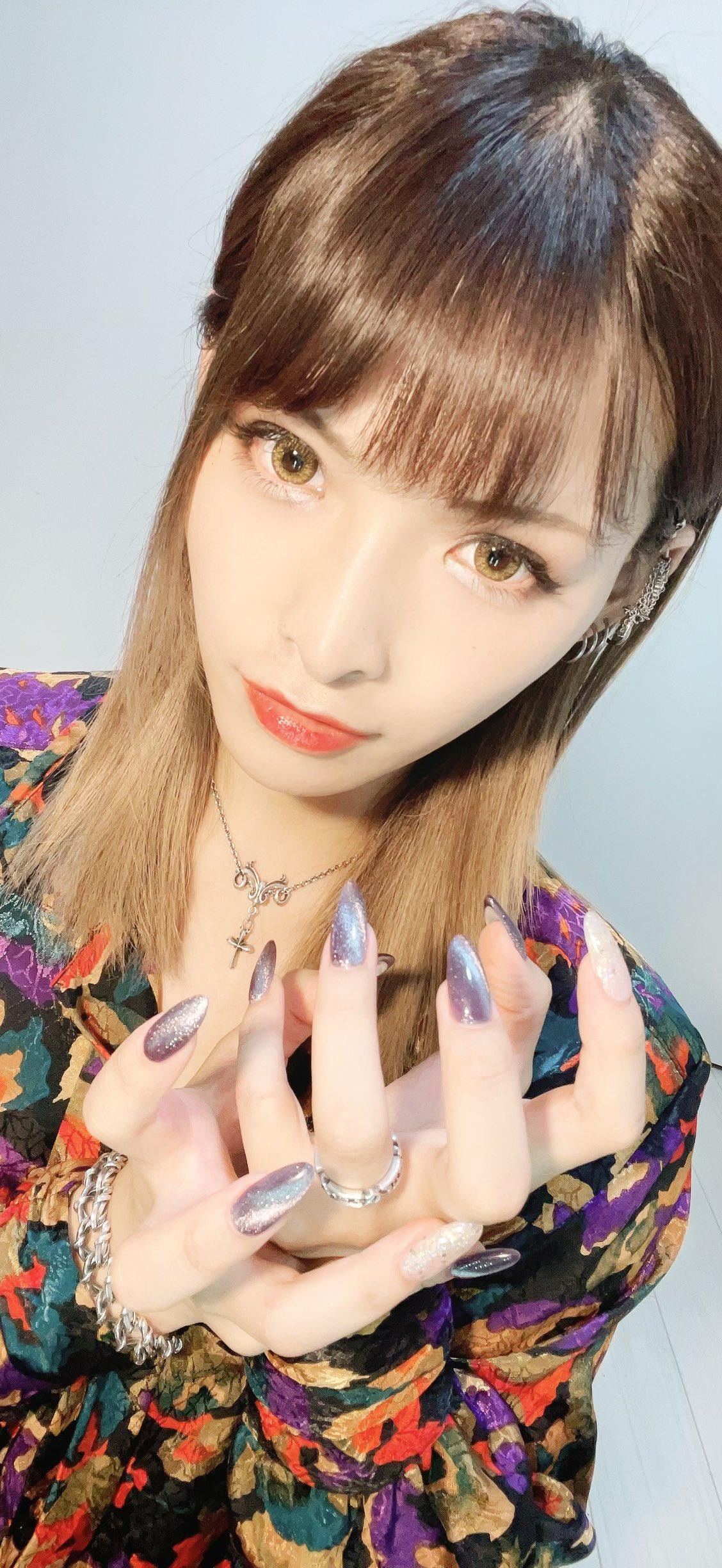 KIJU sau khi đã đổi sang nghệ danh Riri Momotani.