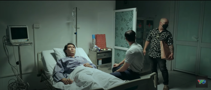 Kẻ lạ mặt xuất hiện trong phòng bệnh.