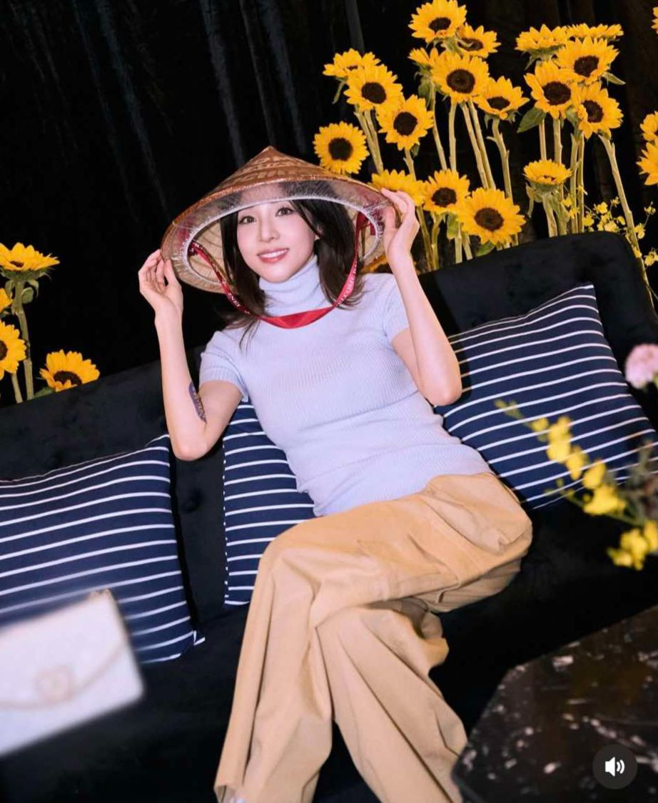 Thành viên 2NE1 khoe ảnh đội nón lá.