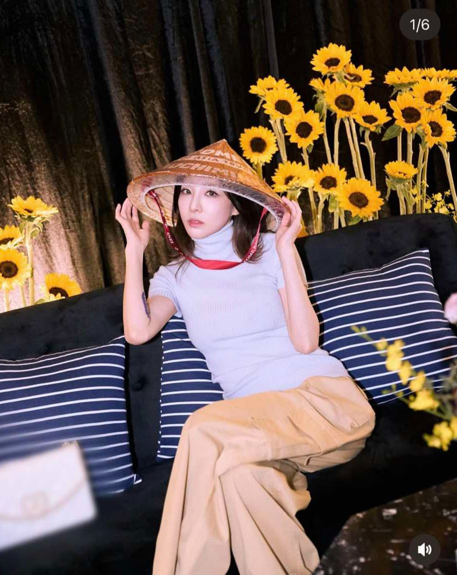 Thành viên 2NE1 khoe ảnh đội nón lá.