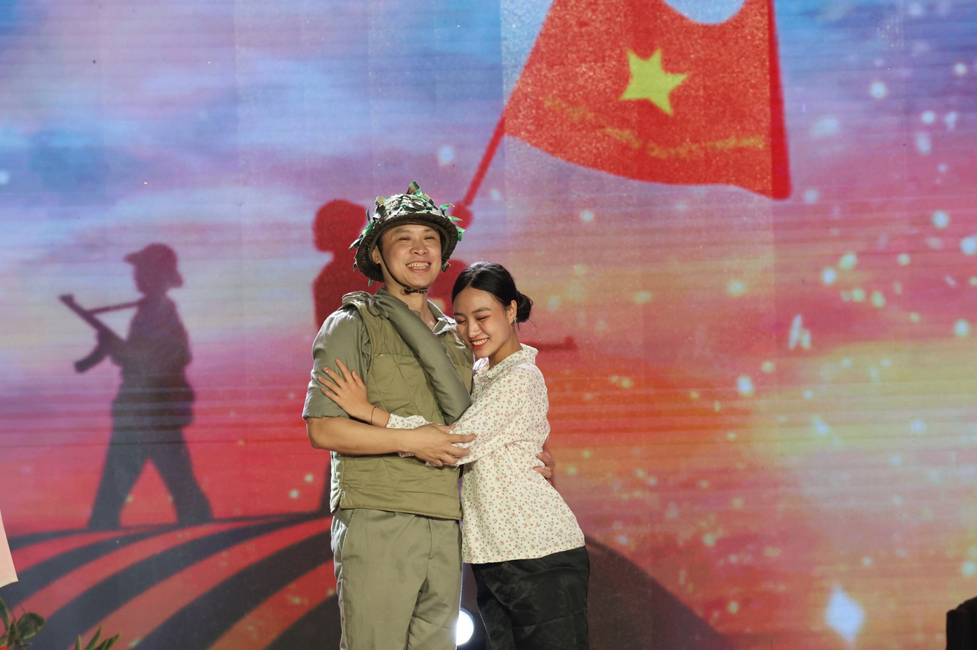 Điện Biên Phủ là sân khấu chính, truyền tải những nét phác thảo chính của bức tranh của chiến thắng Điện Biên Phủ. Trong khi đó, điểm cầu Hà Nội mang tới một nét riêng của Thủ đô anh hùng.