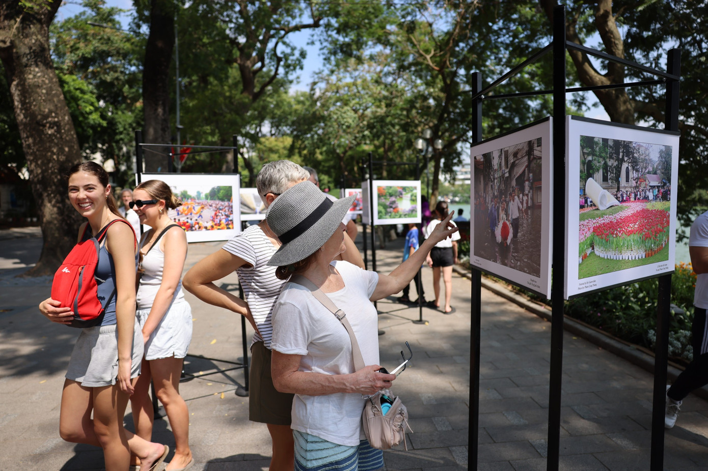 Du khách nước ngoài tham quan triển lãm. Du khách nước ngoài tham quan triển lãm.