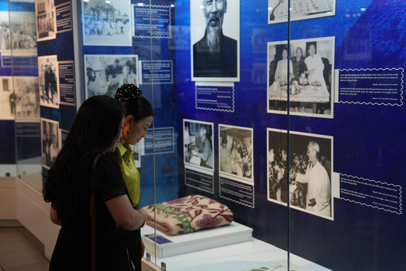 Triển lãm gồm ba phần. Phần đầu lấy tên Dấu chân cách mạng - Khơi nguồn hữu nghị, phần hai có tên Khắp dải đất Trung Hoa - Khắc sâu tình hữu nghị. Phần thứ ba là Dấu ấn Hồ Chí Minh - Tình hữu nghị mãi trường tồn. Trong sự nghiệp cách mạng của Chủ tịch Hồ Chí Minh, Trung Quốc là nơi Người có thời gian hoạt động cách mạng lâu nhất. Đây cũng là nơi Người kết giao nhiều bạn bè nhất.