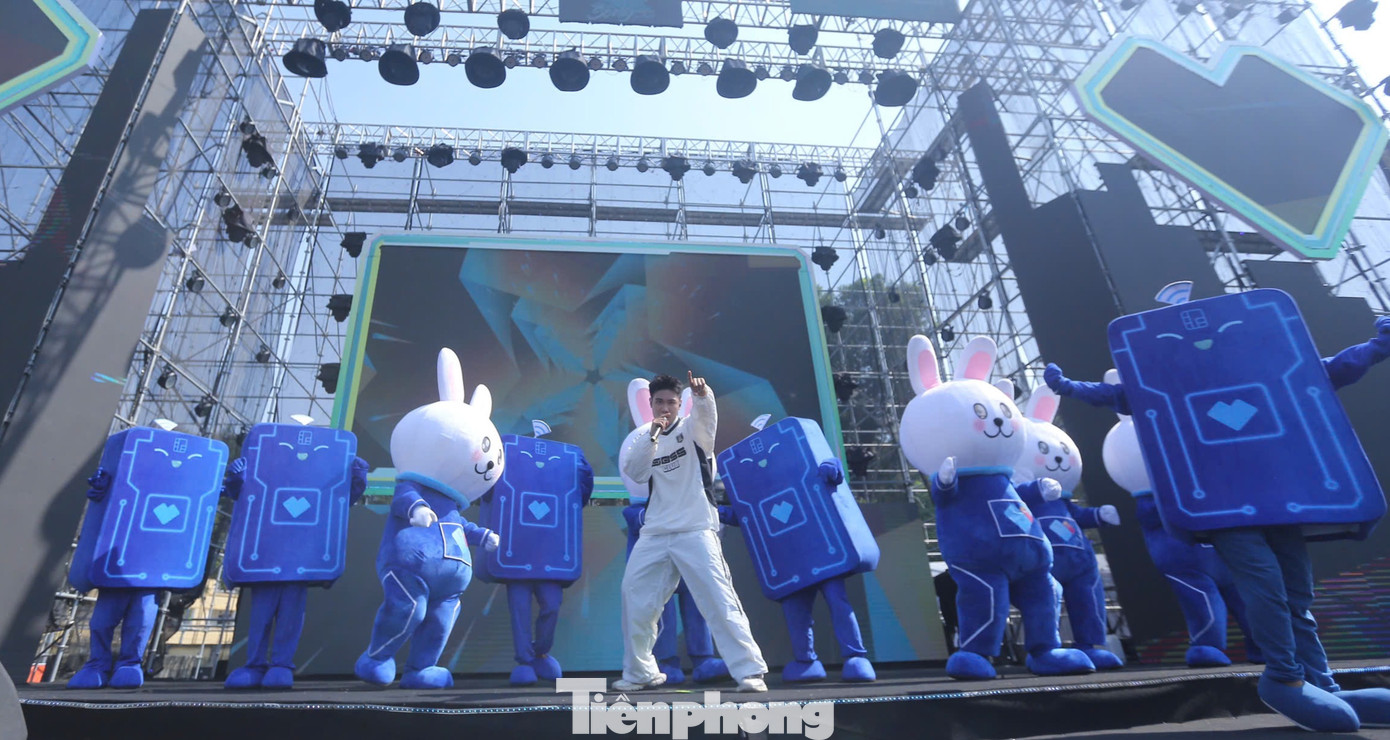 Phúc Du khoe vũ đạo chuyên nghiệp cùng những vũ công đặc biệt trên sân khấu Ngày Thẻ Việt Nam 2024 - Sóng Festival là mascot Thỏ, Thẻ.