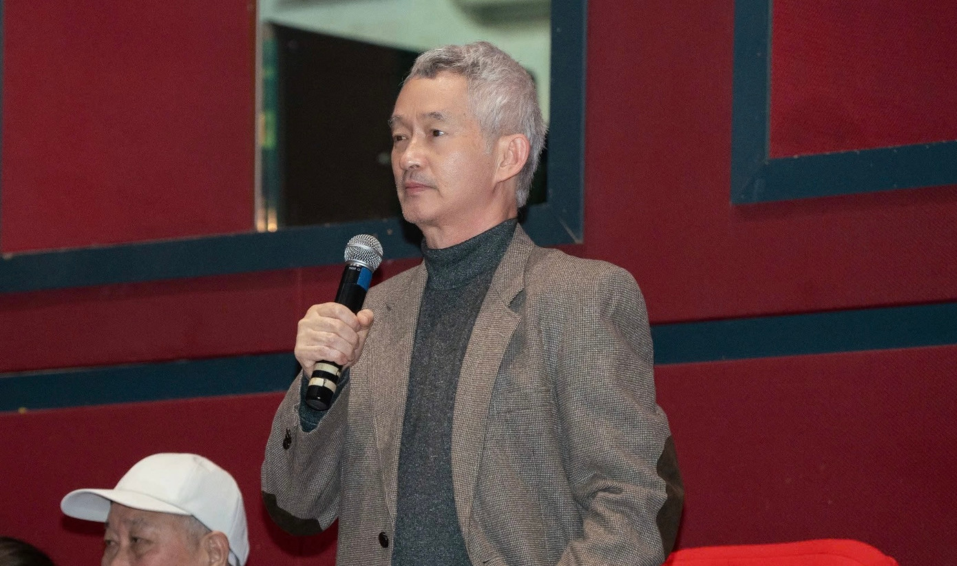 Hai đạo diễn Nguyễn Xuân Sơn, Phi Tiến Sơn rưng rưng chia sẻ với đạo diễn thế hệ tiếp nối Bùi Thạc Chuyên. "Điều tôi quý nhất chính là không thấy diễn viên nào mà chỉ thấy những người lính, những người miền Nam chiến đấu tại địa đạo Củ Chi. Đó là một điều tuyệt vời của đạo diễn Bùi Thạc Chuyên", NSƯT Xuân Sơn nói. Đạo diễn Phi Tiến Sơn khích lệ khán giả xem phim "để không quên đi những ngày tháng hào hùng, bi tráng của dân tộc giữa một cuộc sống nhiều biến chuyển". Hai đạo diễn Nguyễn Xuân Sơn, Phi Tiến Sơn rưng rưng chia sẻ với đạo diễn thế hệ tiếp nối Bùi Thạc Chuyên. "Điều tôi quý nhất chính là không thấy diễn viên nào mà chỉ thấy những người lính, những người miền Nam chiến đấu tại địa đạo Củ Chi. Đó là một điều tuyệt vời của đạo diễn Bùi Thạc Chuyên", NSƯT Xuân Sơn nói. Đạo diễn Phi Tiến Sơn khích lệ khán giả xem phim "để không quên đi những ngày tháng hào hùng, bi tráng của dân tộc giữa một cuộc sống nhiều biến chuyển".