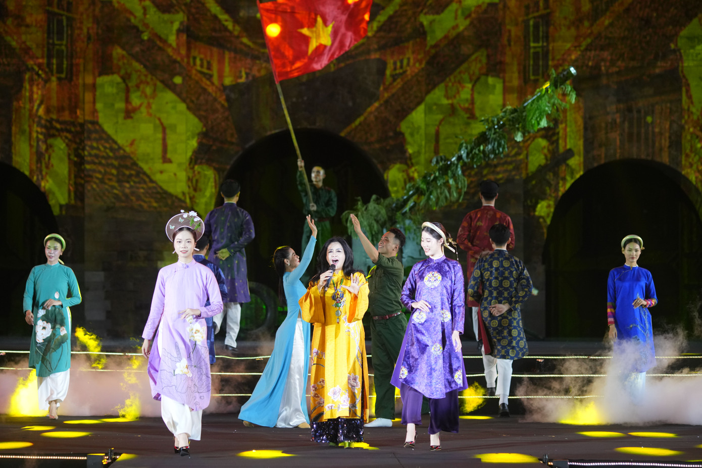 NSND Thanh Lam diện áo dài trong một tiết mục nghệ thuật của lễ khai mạc.