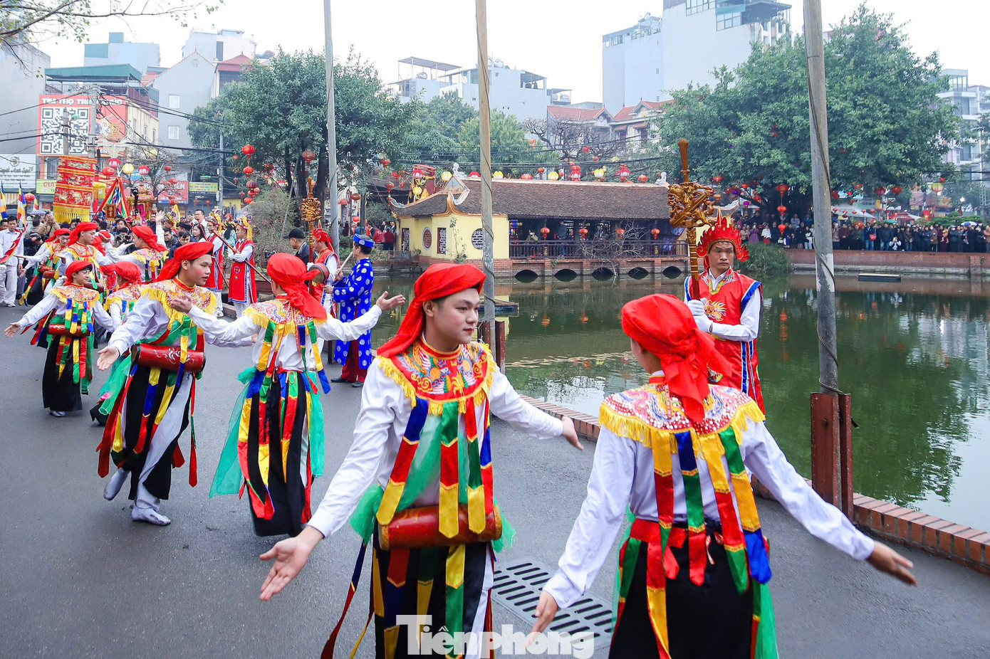 Mỗi dịp hội làng phải có ít nhất 6 nam thanh niên giả gái tham gia điệu múa bồng. Họ phải là trai tân chưa vợ, mặt mũi khôi ngô, tươi tắn, ngoan ngoãn, con nhà gia giáo. Điệu múa yêu cầu lả lơi, quấn quýt bên nhau.