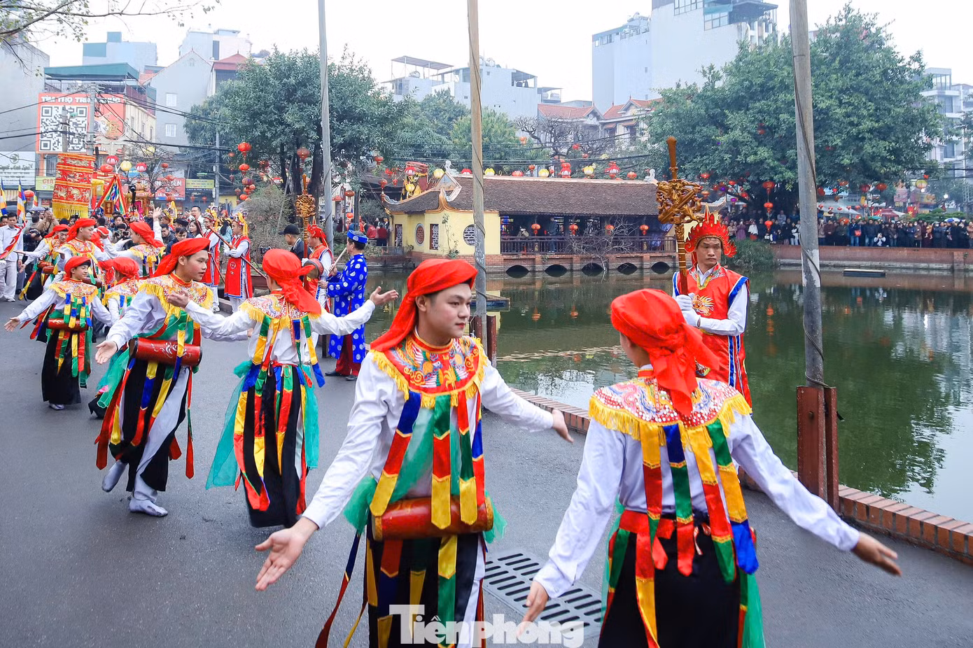 Mỗi dịp hội làng phải có ít nhất 6 nam thanh niên giả gái tham gia điệu múa bồng. Họ phải là trai tân chưa vợ, mặt mũi khôi ngô, tươi tắn, ngoan ngoãn, con nhà gia giáo. Điệu múa yêu cầu lả lơi, quấn quýt bên nhau.