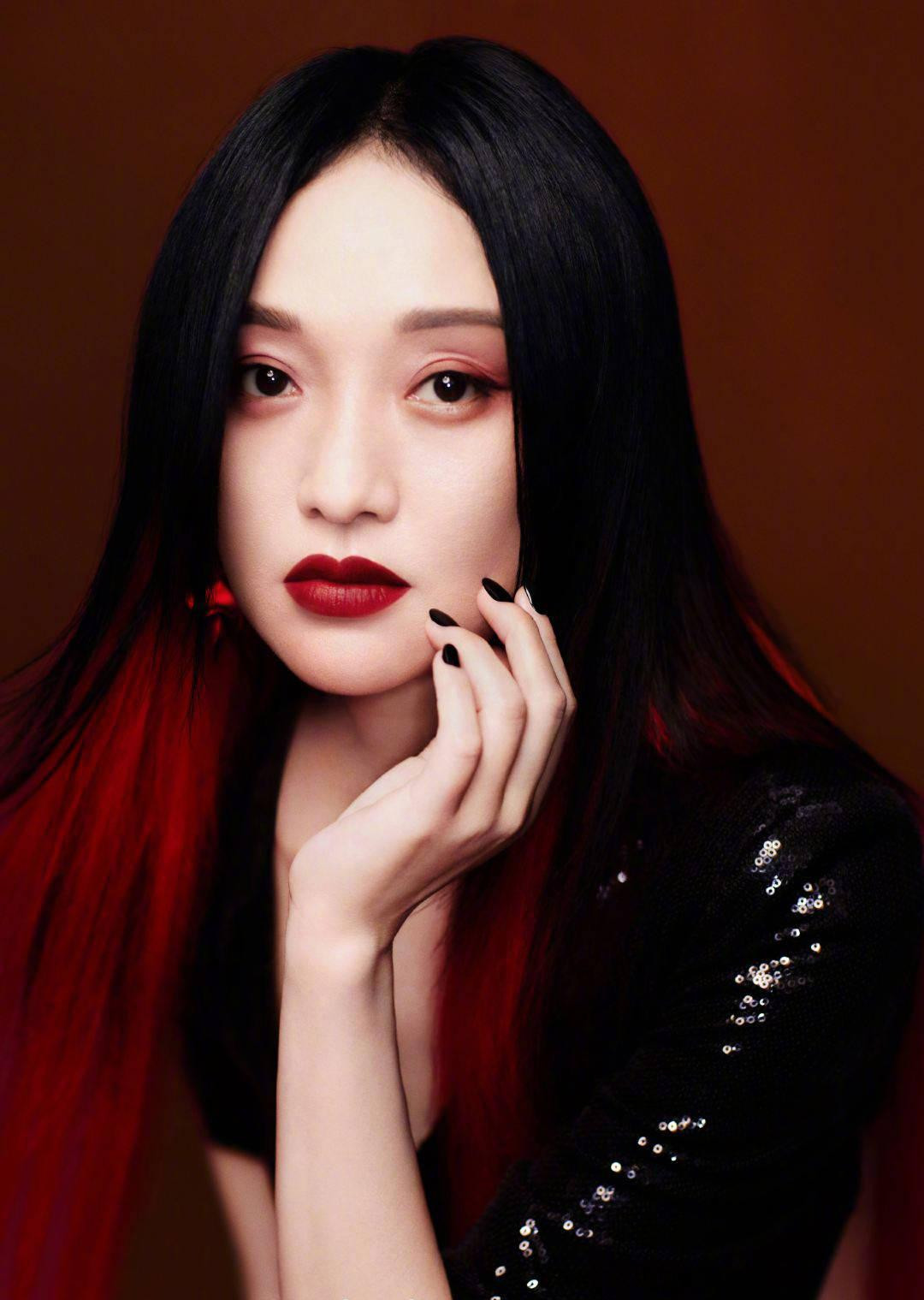 Thần thái sắc lạnh của Châu Tấn kết hợp với tạo hình tóc ép thẳng, nhuộm đỏ càng khiến nữ diễn viên sinh năm 1974 trở nên cuốn hút, đầy quyền lực và ma mị.