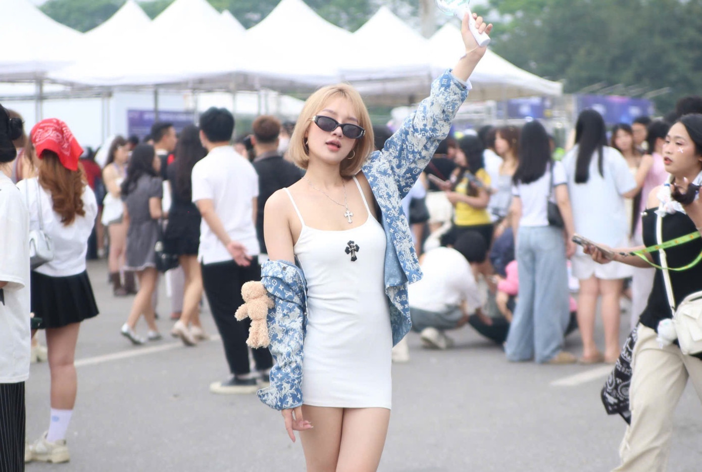 Trong đêm 9/5, dù thời tiết Hà Nội mưa to nhưng hàng trăm khán giả vẫn đội mưa, thức xuyên đêm chờ tới giờ check-in. Hầu hết khán giả chờ từ đêm khuya là những người mua vé đứng.