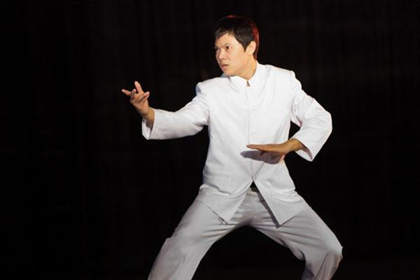 Nam diễn viên đảm nhận vai này là Vương Chấn Uy, sinh năm 1995 tại Bắc Kinh. Thời điểm nhận vai trong "Karate Kid", Vương Chấn Uy dù mới 14 tuổi nhưng đã sở hữu vóc dáng cao lớn, rắn rỏi