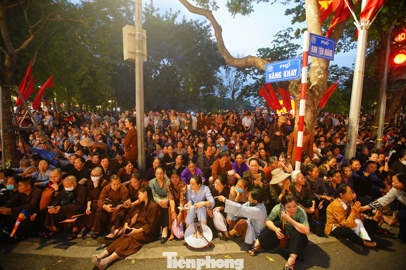 Người dân ngồi chật kín khu vực vỉa hè phố Đinh Tiên Hoàng đoạn giao với phố Hàng Khay.