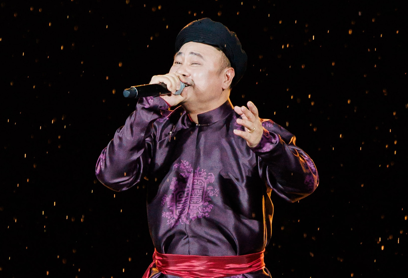 Tiết mục Trống cơm ở gần cuối chương trình. Kết show, NSND Tự Long nói lời cảm ơn và nhờ khán giả chuyển lời xin lỗi của các nghệ sĩ tới phụ huynh. "Mưa cả một buổi tối, các bạn vẫn dầm mưa, đến với chúng tôi, vẫn nghe hát bằng tất cả những gì chỉ có trong trái tim chúng ta mới hiểu. Có lẽ đây cũng là nét đẹp văn hóa thể hiện sự thủy chung, son sắt của người Việt", NSND Tự Long nói.