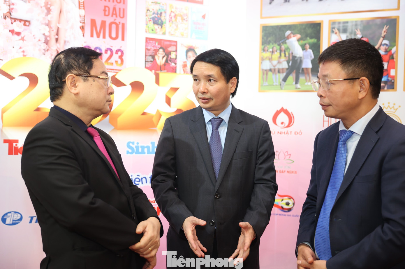 Phó Chủ nhiệm Văn phòng Quốc hội Phạm Thái Hà (giữa) trao đổi cùng Tổng Biên tập báo Tiền Phong Lê Xuân Sơn (bìa trái) và Phó Tổng Biên tập Phùng Công Sưởng (ảnh: Như Ý).