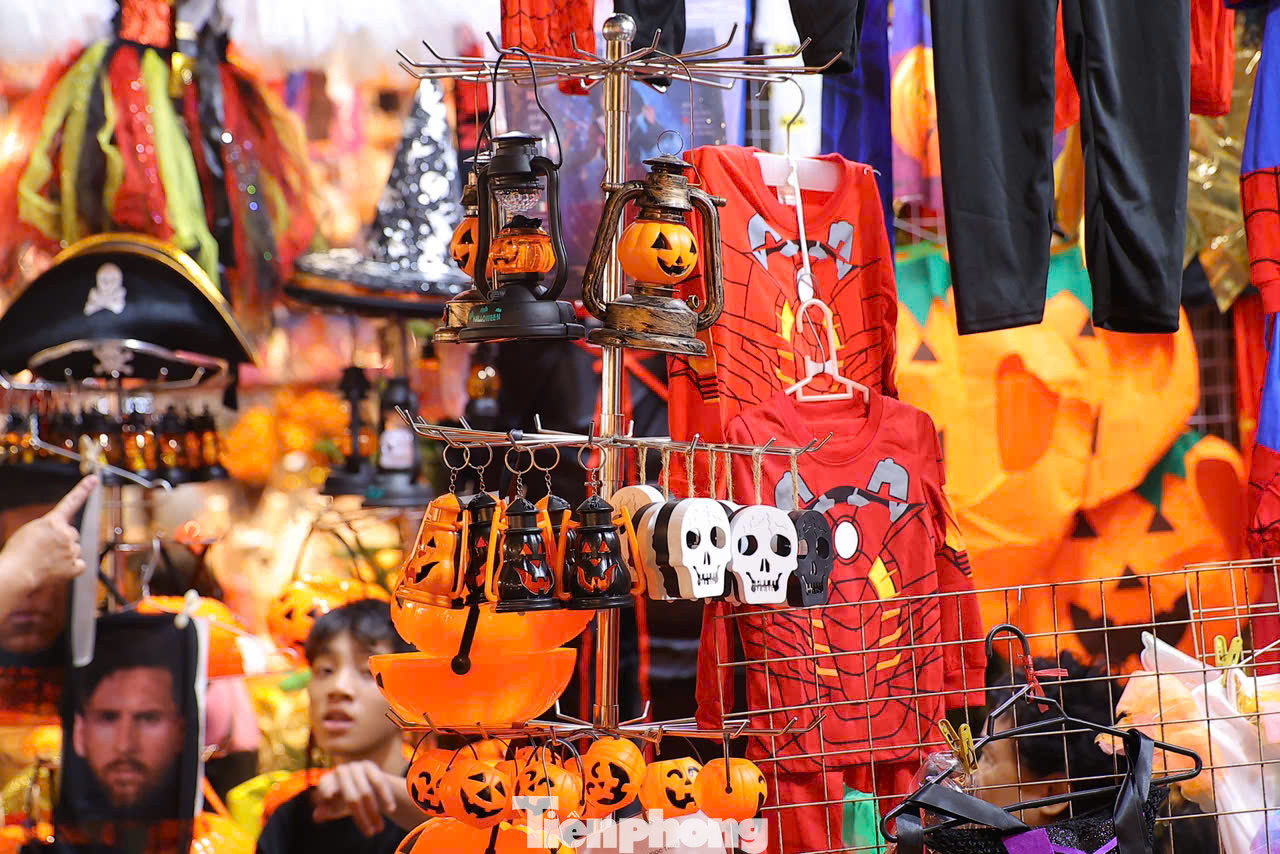 Tối 31/10, nhiều tuyến phố tại Hà Nội ngập tràn không khí của lễ hội Halloween. Các phố bán đồ chơi, đồ trang trí như Lương Văn Can, Hàng Mã... thu hút đông du khách tới mua sắm, chụp hình.