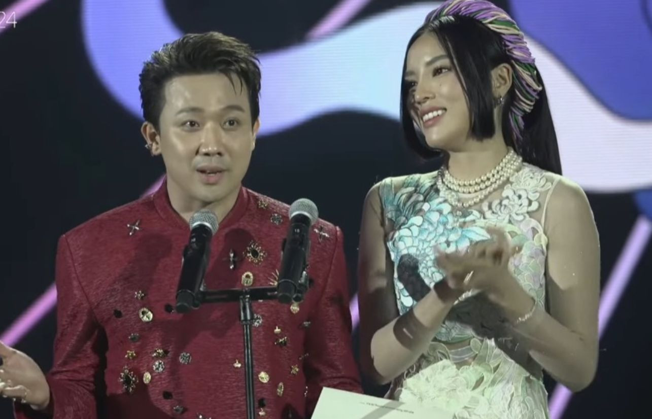 MC Trấn Thành cùng Kỳ Duyên trao giải hạng mục Ca sĩ/Rapper có hoạt động đột phá.