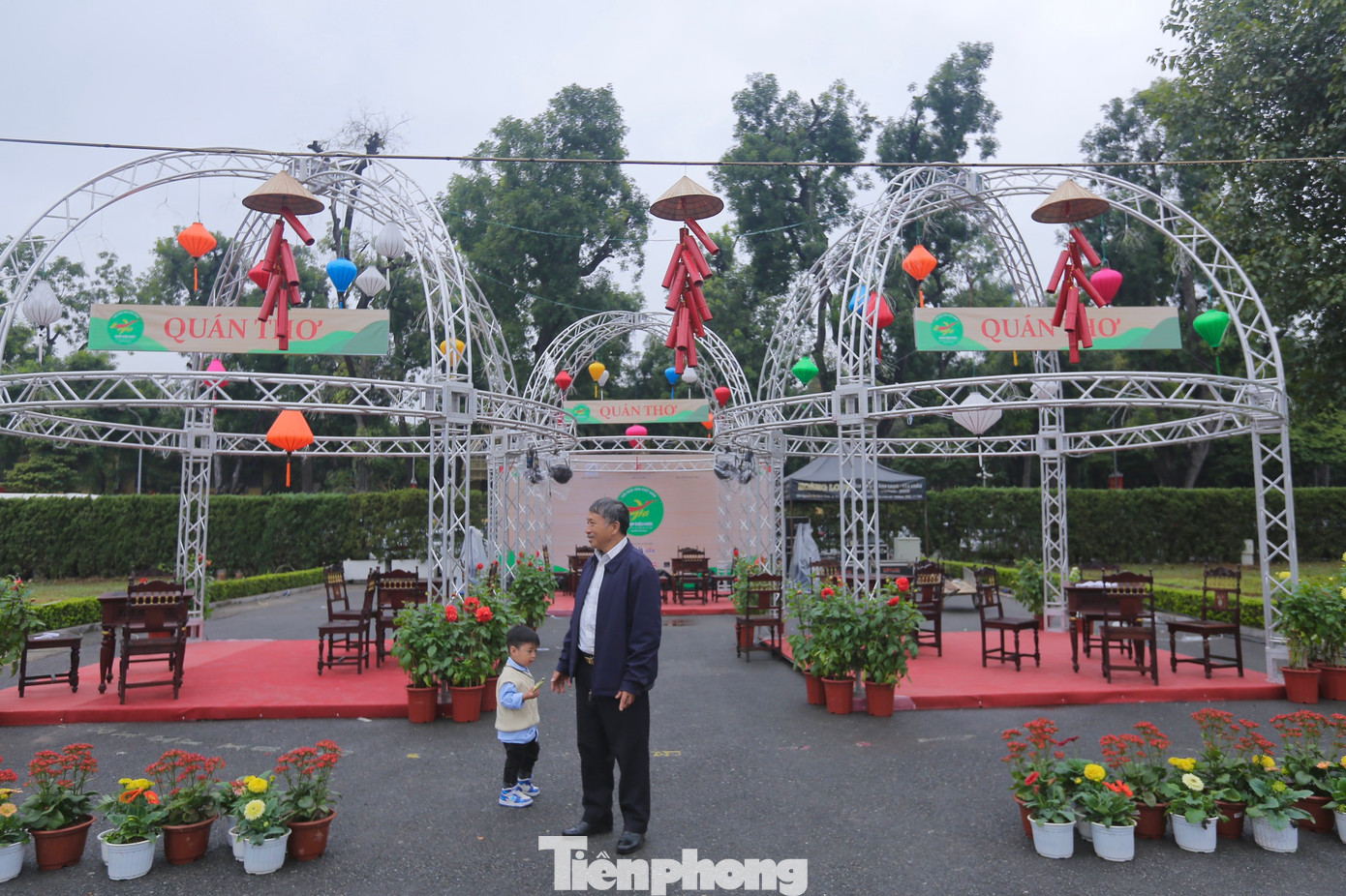 Quán thơ là điểm dừng chân không thể bỏ lỡ trên Đường thơ. Đây là nơi các nhà thơ, tao nhân mặc khách nhiều thế hệ giao lưu với công chúng, đọc thơ và trò chuyện về nền thi ca Việt Nam. Ảnh: DUY PHẠM. Quán thơ là điểm dừng chân không thể bỏ lỡ trên Đường thơ. Đây là nơi các nhà thơ, tao nhân mặc khách nhiều thế hệ giao lưu với công chúng, đọc thơ và trò chuyện về nền thi ca Việt Nam. Ảnh: DUY PHẠM.