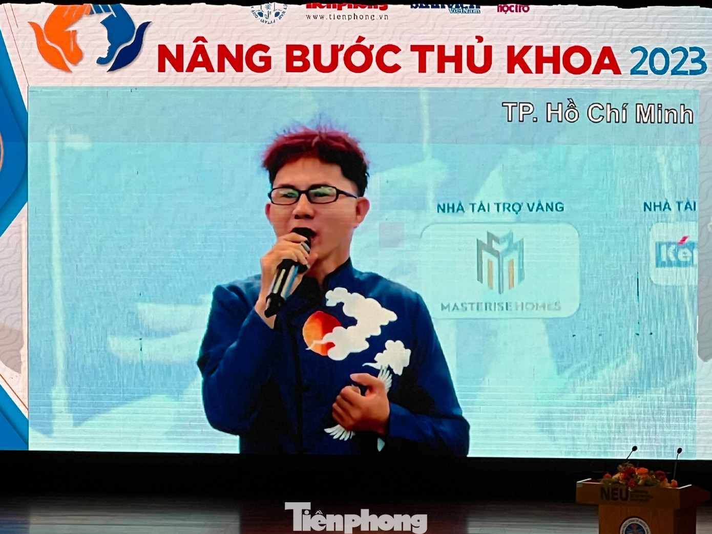 Ca sĩ Cáp Anh Tài xuất hiện ở đầu cầu TP.HCM. Anh là ca sĩ của giới trẻ và các phong trào học sinh sinh viên. Anh tích cực tham gia, đồng hành trong nhiều chương trình xã hội, cộng đồng do báo Tiền Phong tổ chức. Xúc động vì ý nghĩa của chương trình Nâng bước thủ khoa, ca sĩ Cáp Anh Tài vừa viết tặng riêng cho cho chương trình một ca khúc với tựa đề Nâng bước tương lai.