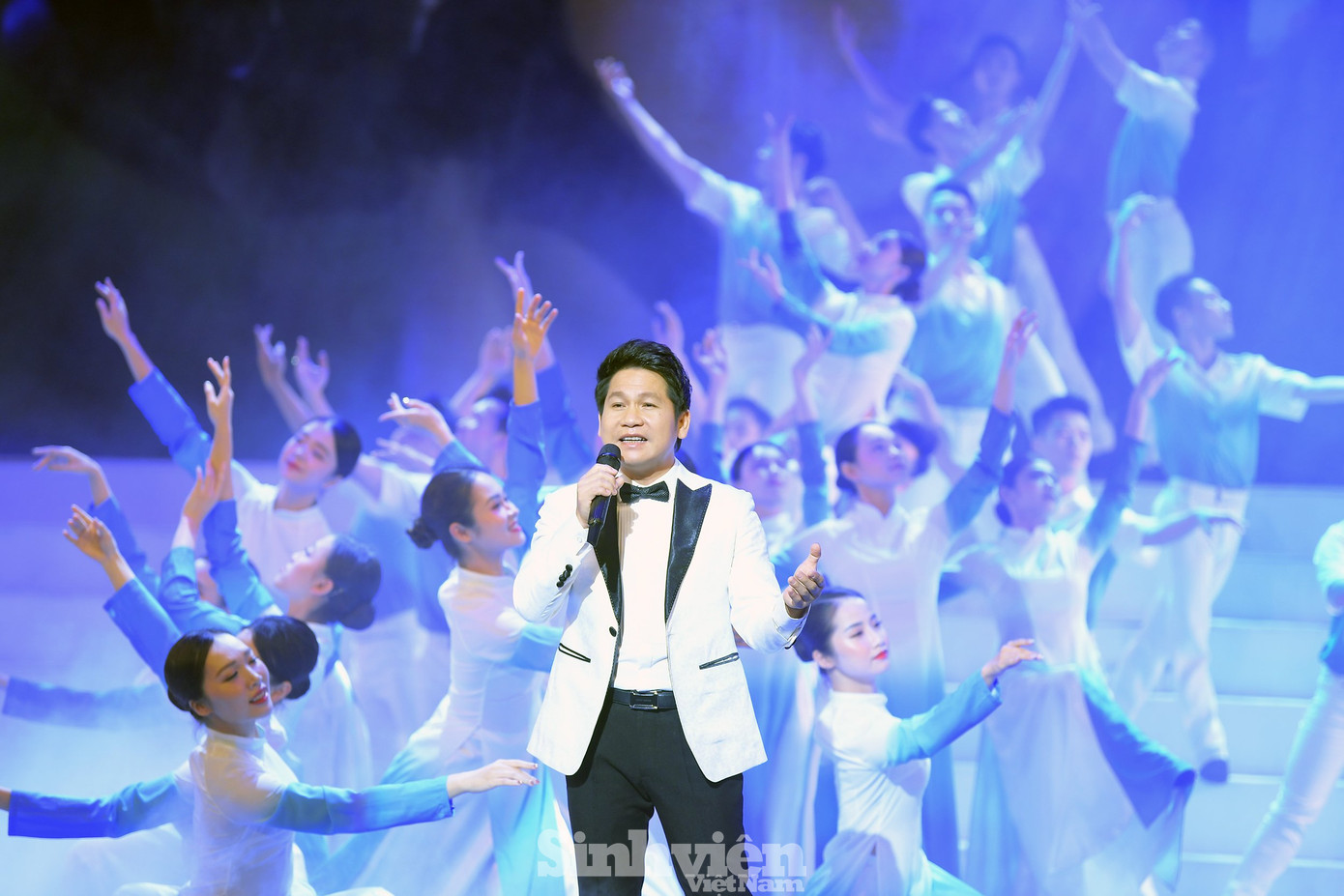 Ca sĩ Trọng Tấn biểu diễn tại chương trình.