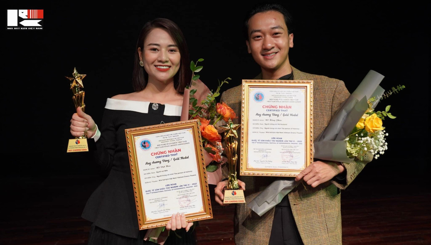 Việt Hoa, Hồng Phúc giành huy chương Vàng nhờ vai diễn trong Người trong cõi nhớ. Ảnh: NHKVN. Việt Hoa, Hồng Phúc giành huy chương Vàng nhờ vai diễn trong Người trong cõi nhớ. Ảnh: NHKVN.