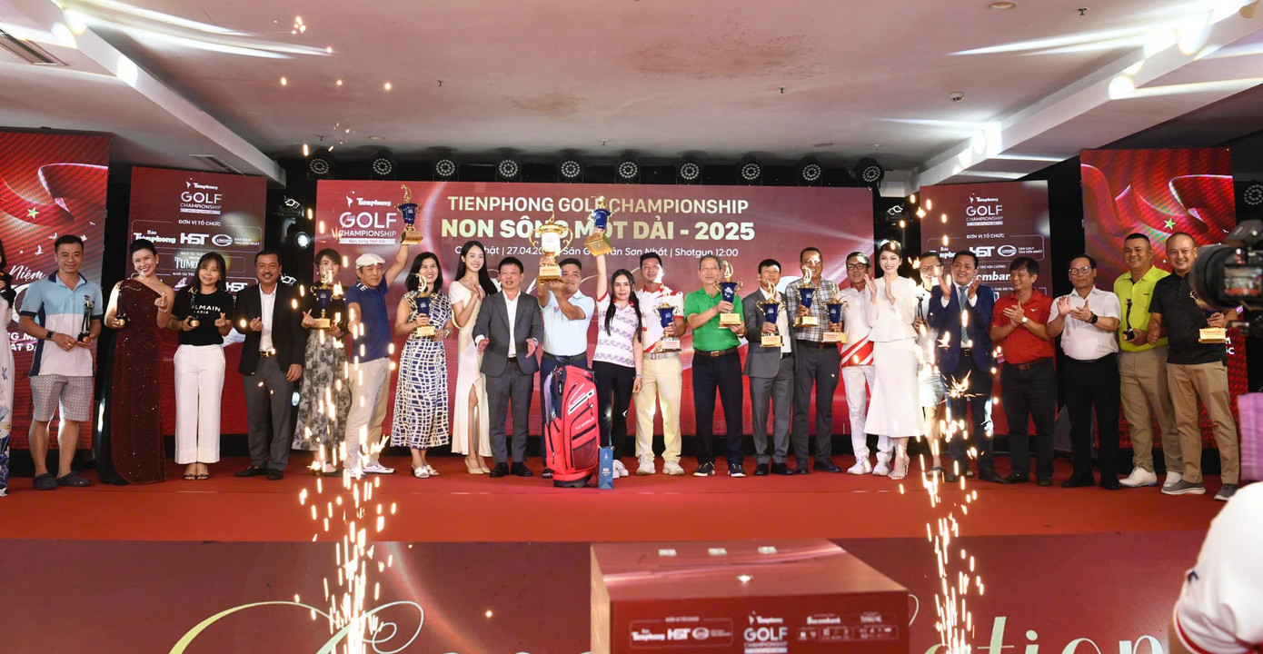 Khoảnh khắc ấn tượng của Hoa hậu Thanh Thủy, Á hậu Ngọc Thảo cùng đại diện Ban tổ chức và các golfer trong lễ trao giải.