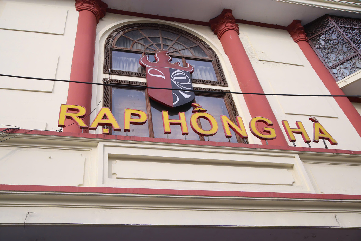 Rạp Hồng Hà ở Đường Thành (Hà Nội) được xây dựng năm 1954. Đây là nơi biểu diễn chính của Nhà hát Tuồng Việt Nam, còn trụ sở Nhà hát nằm ở Mai Dịch (Hà Nội).