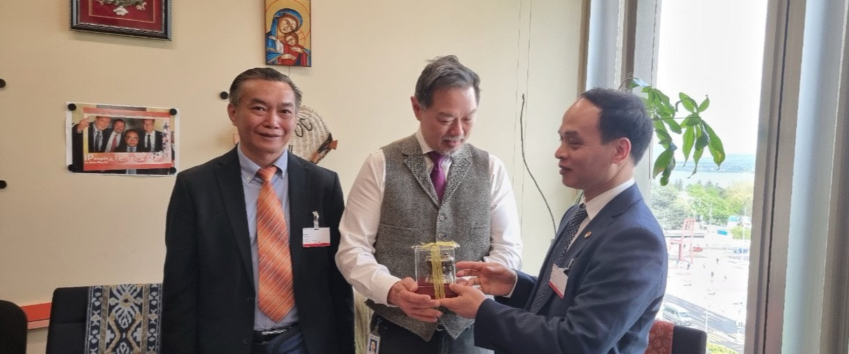 Phó cục trưởng Lê Minh Tuấn trao quà lưu niệm cho ông Andrew Michael Ong, Phụ trách khu vực châu Á - Thái Bình Dương của WIPO.