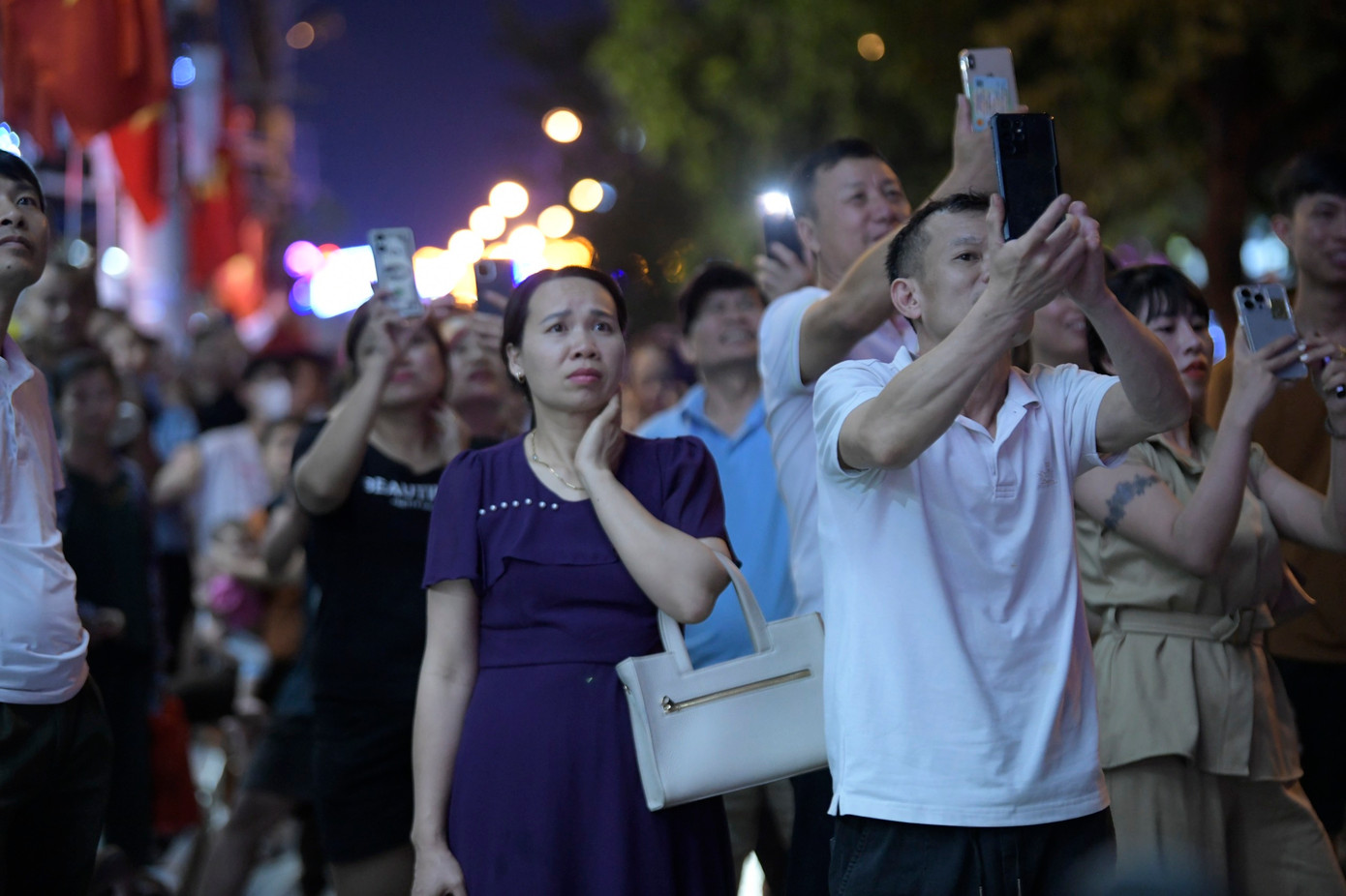 Người dân ngồi kín dọc bậc thang lên tượng Đài chiến thắng Điện Biên Phủ để chờ xem pháo hoa.