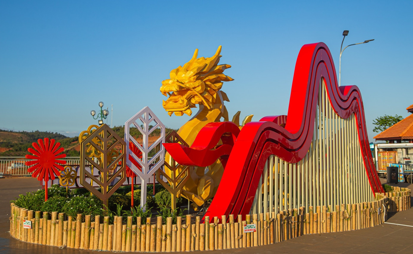 Tượng rồng hoành tráng ở tượng đài N'Trang Lơng, Đắk Nông, do một công ty tổ chức sự kiện thực hiện.