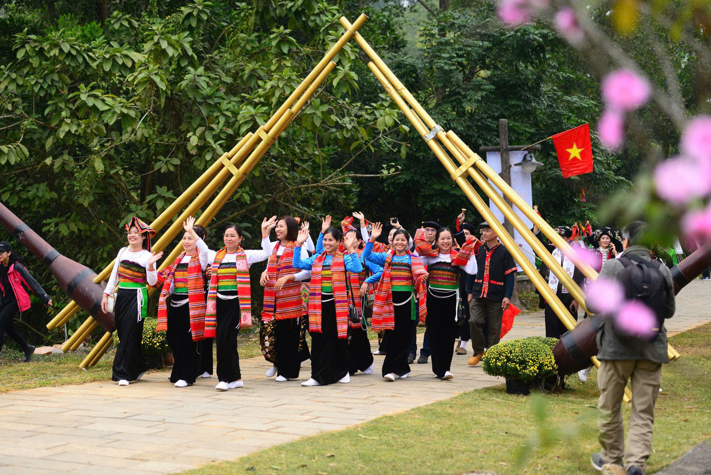 Các hoạt động có khoảng 100 đồng bào của 16 dân tộc (Nùng, Tày, Dao, Mông, Mường, Lào, Thái, Khơ Mú, Tà Ôi, Cơ Tu, Ba Na, Xơ Đăng, Gia Rai, Raglai, Ê Đê, Khmer) tham gia.